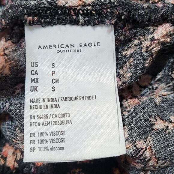 American eagle small black‎ floral crop top - Picture 6 of 7